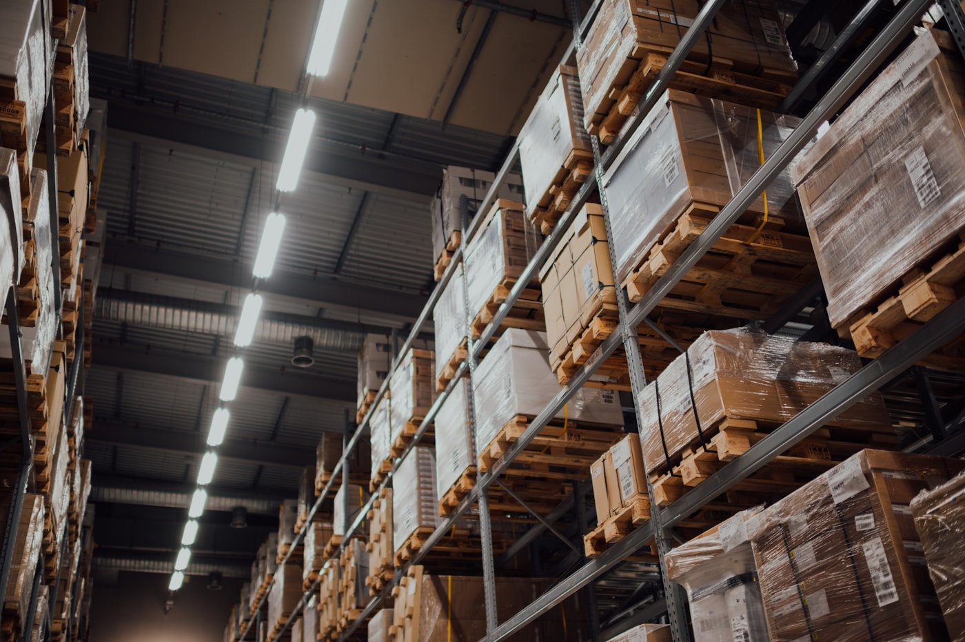Almacén organizado para logística y continuidad de suministro. Fotografía de CHUTTERSNAP en Unsplash.