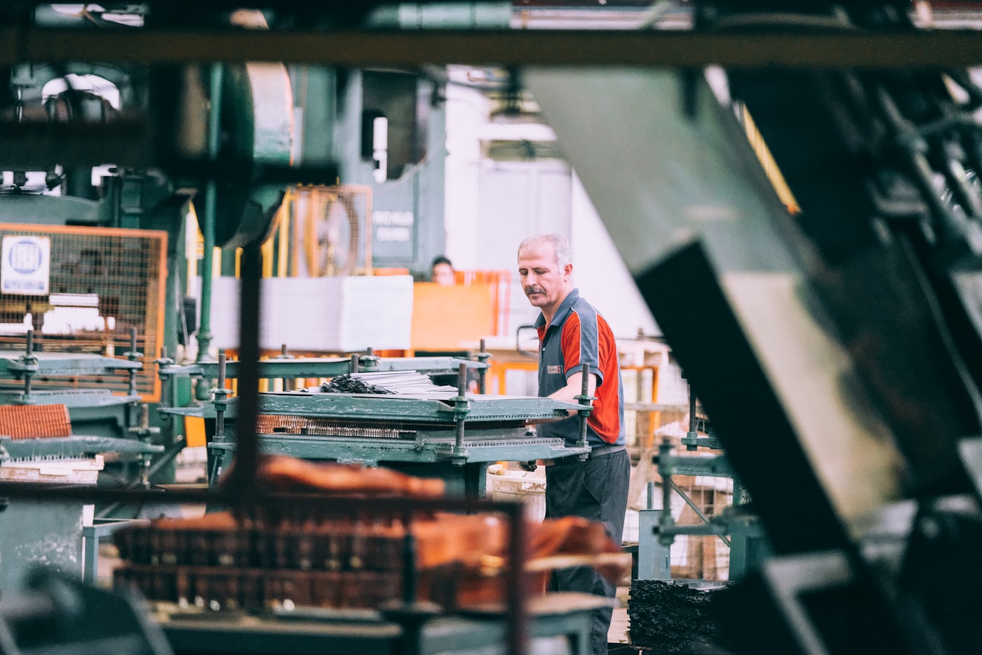 Técnico operando maquinaria para control de calidad industrial. Fotografía de Sam Moghadam en Unsplash.