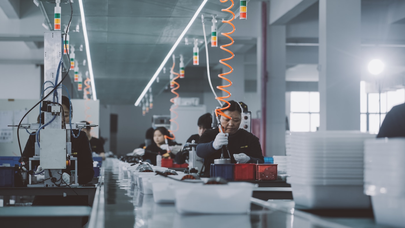 Equipo técnico trabajando en una planta industrial. Fotografía de TruckRun en Unsplash.