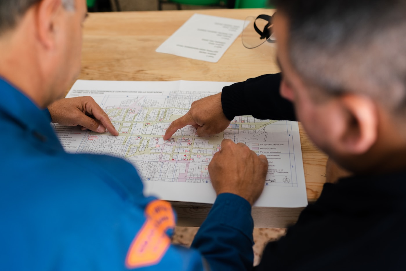 Ingenieros evaluando un proyecto y su planificación. Fotografía de ThisisEngineering en Unsplash.