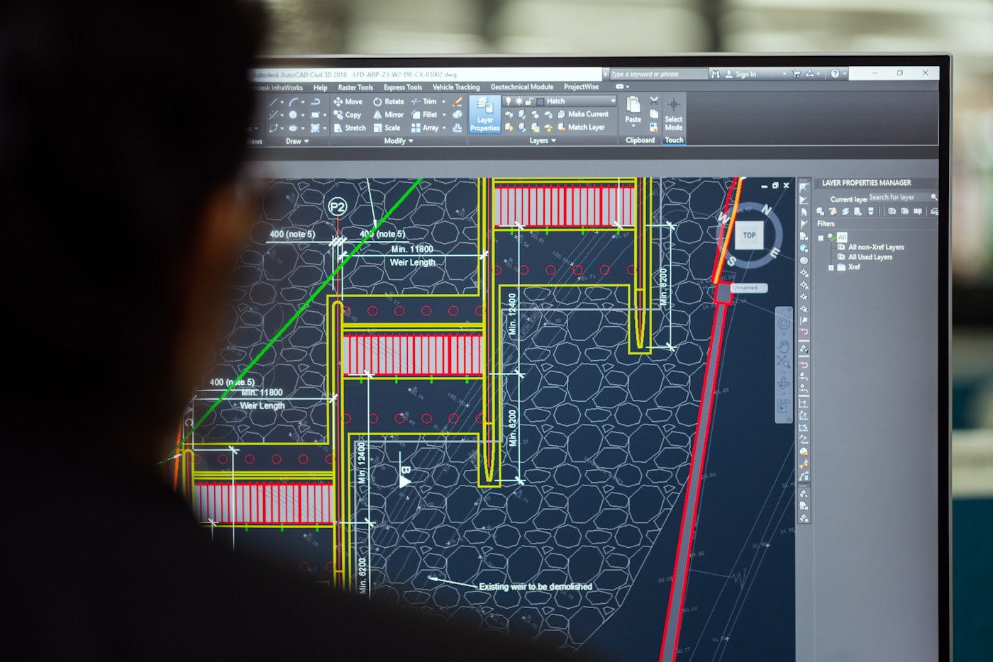 Ingeniera trabajando en planificación técnica. Fotografía de ThisisEngineering en Unsplash.
